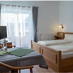 Gruener Baum 3*